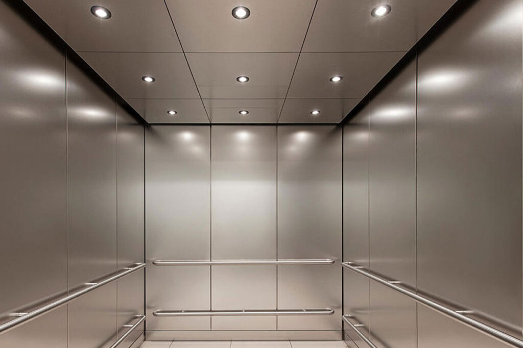 استفاده از هالوژن سقفی برای نورپردازی آسانسور
